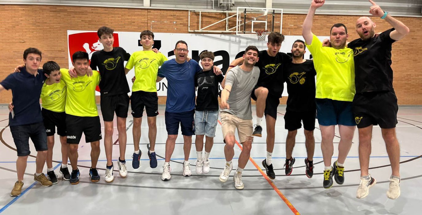 Jugadores y técnicos del School Zaragoza, celebran su primer y tercer puesto.