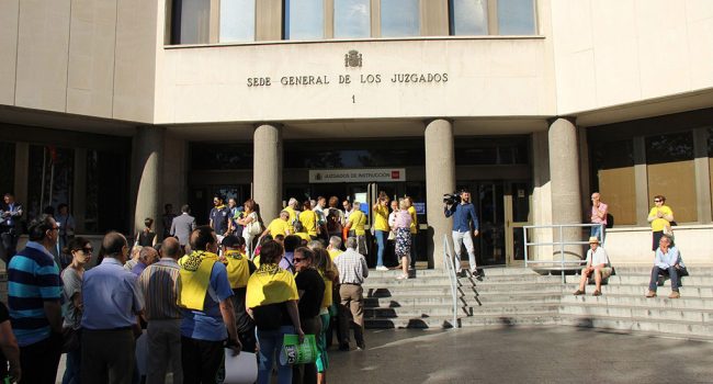 Concentración a las puertas de los juzgados durante la primera vista del juicio. Foto: ADICAE