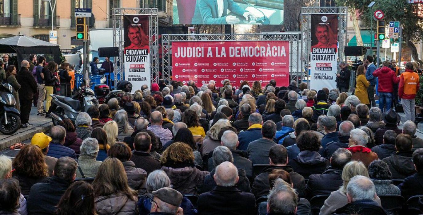 Decenas de personas siguen la sesión de este martes en la sede de Ómnium. Foto: @omnium