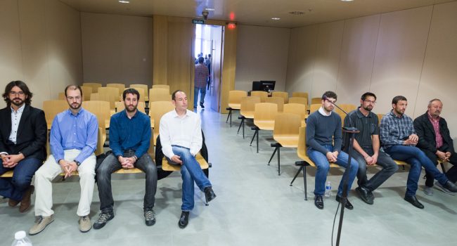 Los '8 de Yesa' en la segunda sesión del juicio celebrado este miércoles en Zaragoza. Foto: Pablo Ibáñez (AraInfo)