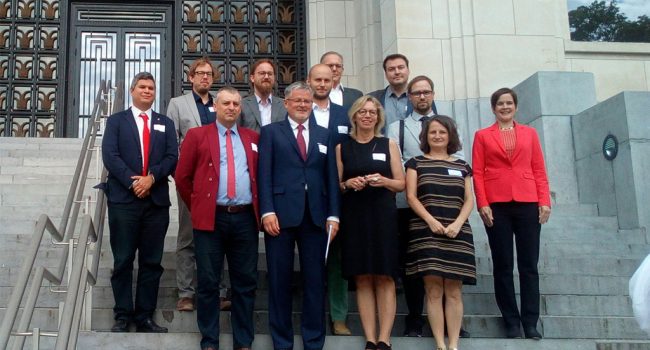 Julio Embid, a la izquierda, junto a los demás ponentes del evento en la entrada de la Casa de la Historia Europea. Foto: DGA