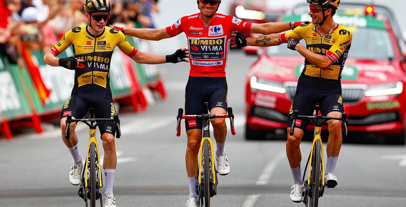 Vingegaard y Roglic celebran el triunfo de Kuss en la Vuelta 2023 | Foto: @JumboVismaRoad