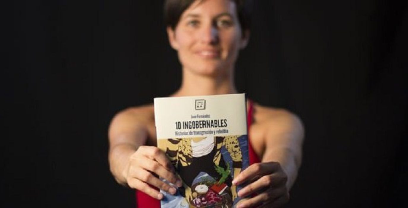 June Fernández con su primer libro, '10 ingobernables'