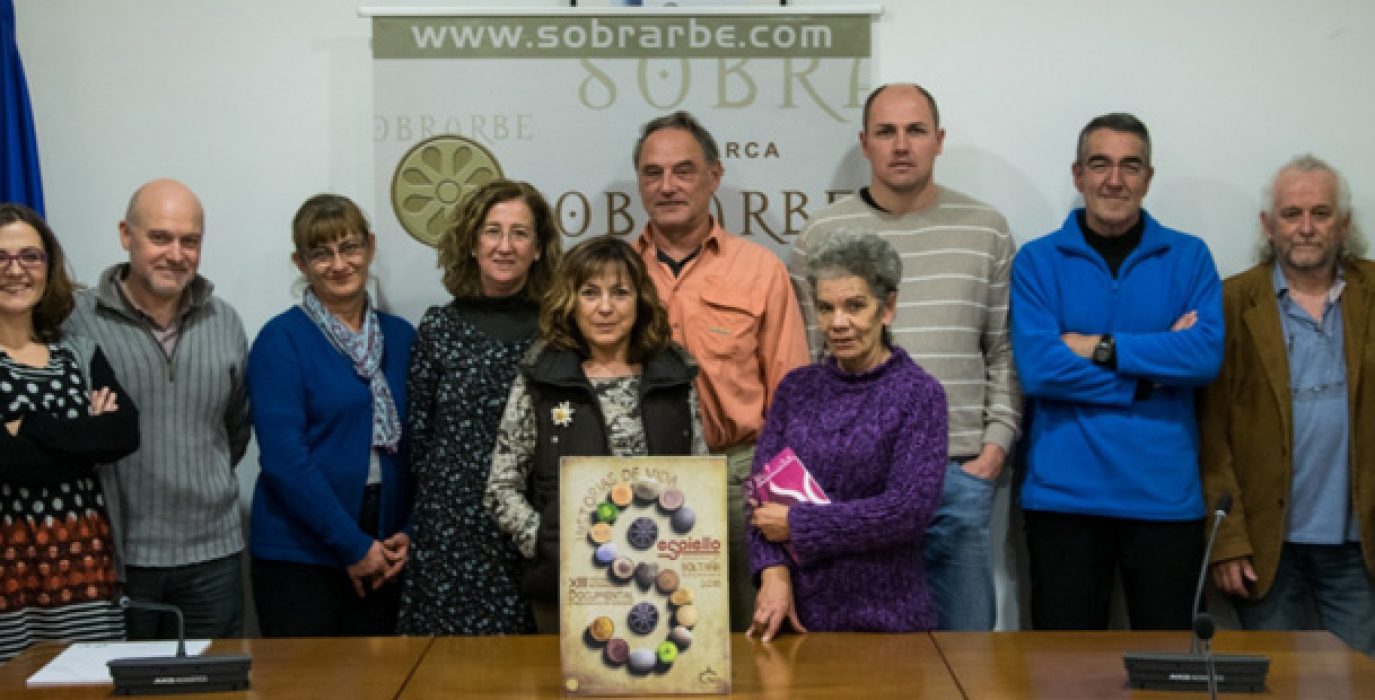 El jurado con el cartel ganador de este año.