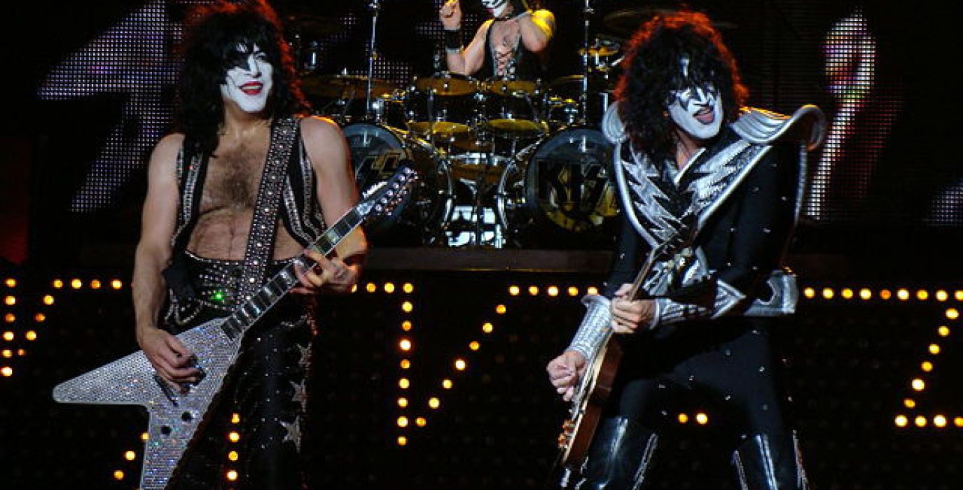 Paul Stanley, Eric Singer (al fondo) y Tommy Thayer actuando en Gasteiz en junio de 2010. Foto: Alberto Cabello (CC BY 2.0)