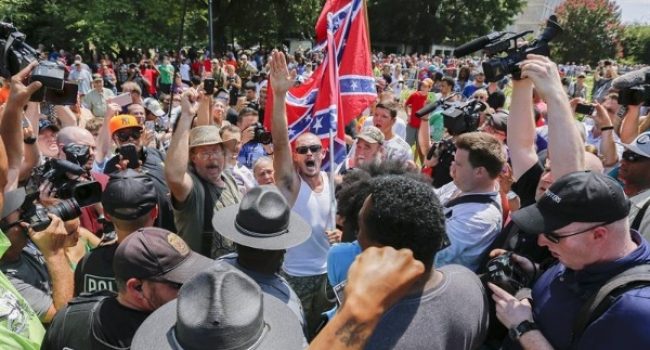 Miembros del Ku Klux Klan haciendo el saludo nazi en Carolina de Sur.