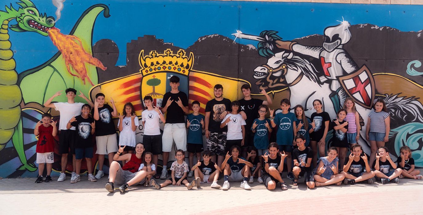 Kalumnia con alumnado del CEIP Juan Sobrarías durante el rodaje del videoclip | Foto: Alternativa Management