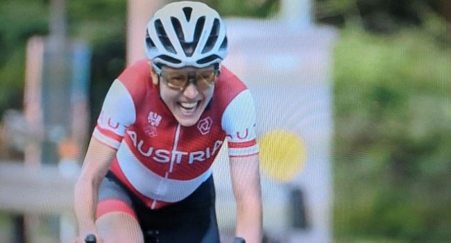 La austríaca Anna Kiesenhofer, nueva campeona olímpica de ciclismo en ruta.