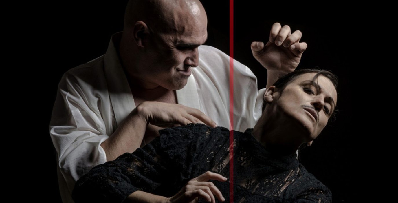 escena de el color prohibido un hombre y una mujer bailando