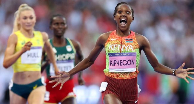 Faith Kipyegon celebra su tercer título en los 1.500 | Foto: @WorldAthletics