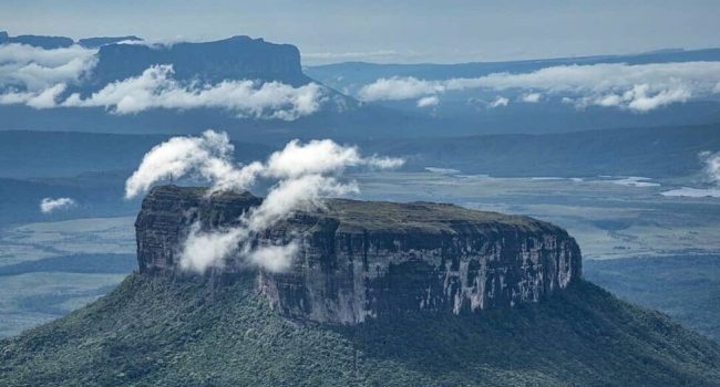 El tepuy (montaña de paredes verticales) Kusari, en el parque nacional Canaima, Venezuela. Cada vez se reducen más las áreas naturales en todo el planeta, transgrediendo los límites justos y seguros de biosfera, así como los de clima, aguas y otros, que hacen sostenible la vida humana en el planeta, advierte la comunidad científica | Imagen: SOS Orinoco