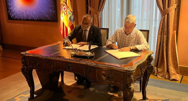 L'Academia Aragonesa de la Lengua y lo Chusticia d'Aragón sinyan un convenio de colaboración.