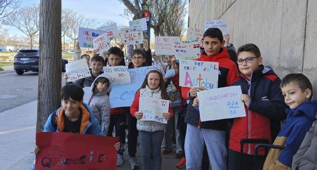 Protesta vecinal contra la supresión de la línea 56 del bus urbano de Zaragoza | Foto: RFM