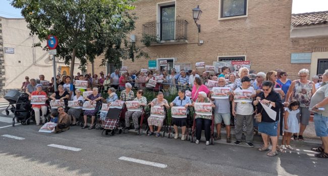 Vecinas y vecinos de La Cartuja Baja en una concentración frente al centro de salud | Foto: AV Jerónima Zaporta