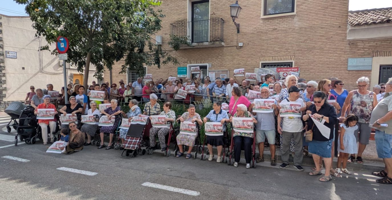 Vecinas y vecinos de La Cartuja Baja en una concentración frente al centro de salud | Foto: AV Jerónima Zaporta