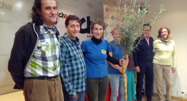 La Coordinadora Biscarrrués-Mallos de Riglos recogiendo el reconocimiento.