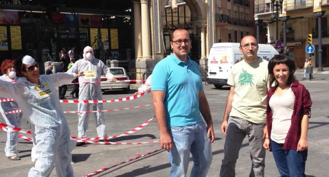 La y los candidatos de La Izquierda Plural durante el acto celebrado en el Mercado Central de Zaragoza.