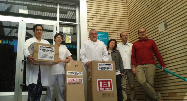 La Izquierda Plural ha llevado "simbólicamente" unos mamógrafos al Centro de Salud
Pablo Remacha en protesta por el desmantelamiento de este centro y de la
sanidad pública aragonesa.