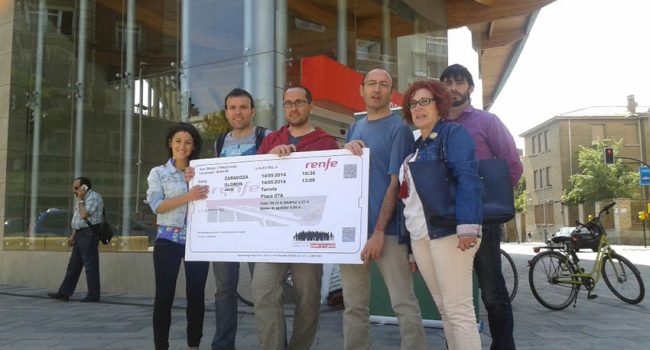 Con un billete Zaragoza-Olorón para la deseada reapertura del Canfranc, la candidatura aragonesa de la Izquierda Plural ha participado esta mañana en un acto en la Estación de Goya