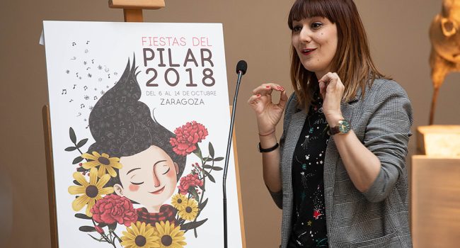'La Pili', cartel de los Pilares 2018, junto a su creadora, la ilustradora zaragozana Mamen Marcén. Foto: AZ