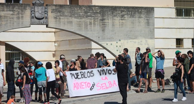 Concentración en el juzgado de Boltanya en apoyo a La Selba. Foto: Issa Aliaga