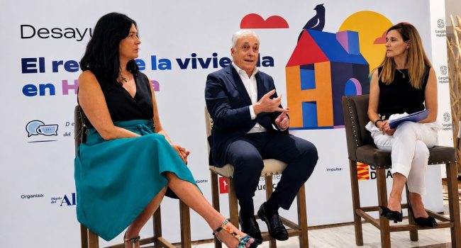 La alcaldesa de Uesca, Lorena Orduna, junto al consejero del gobierno PP-Vox, Octavio López, en un acto de propaganda sobre vivienda | Foto: DGA