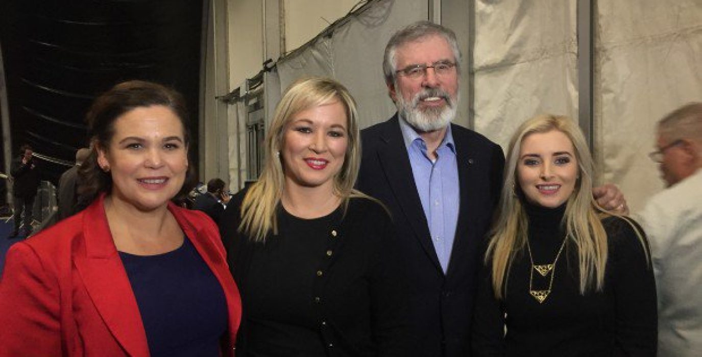 La candidata Michelle O'Neill junto a Gerry Adams, en el centro de la imagen. Foto: An Phoblacht