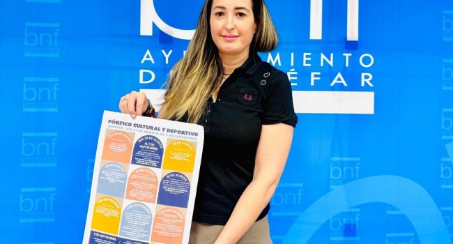 La concejala de Cultura y Deportes del Ayuntamiento de Binéfar, Beatriz Oliván Romeu (del españolista Vox), en la presentación del Pórtico Cultural 2025 | Foto: Ayuntamiento de Binéfar