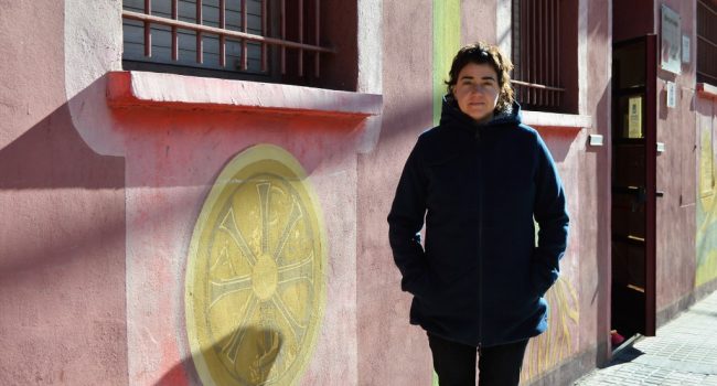 La concejala de Servicios Sociales, Silvia Mellado, en la puerta del albergue municipal. Foto: Ayuntamiento de Uesca