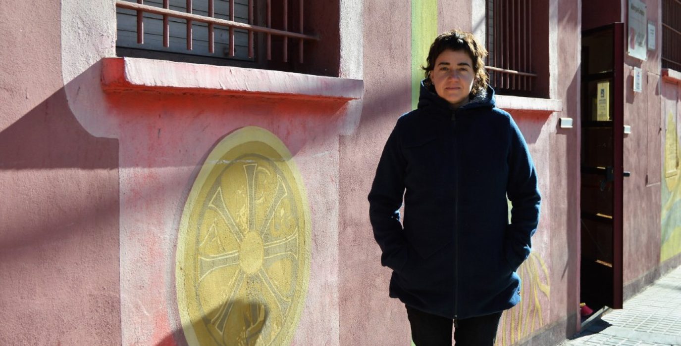 La concejala de Servicios Sociales, Silvia Mellado, en la puerta del albergue municipal. Foto: Ayuntamiento de Uesca