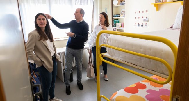 Las Cortes instan a la DGA a “aumentar plazas en residencias y becas para estudiantes menores de edad”