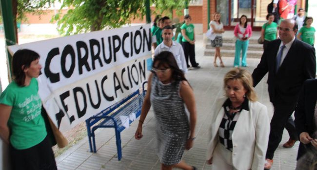 La consejera abandona el centro entre pancartas reivindicativas
en compañía de la directora, Pilar Lax. Foto: Marea Verde