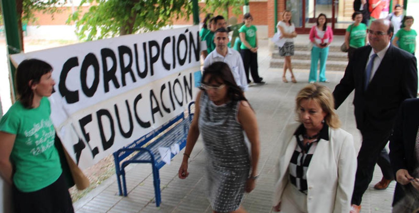 La consejera abandona el centro entre pancartas reivindicativas
en compañía de la directora, Pilar Lax. Foto: Marea Verde