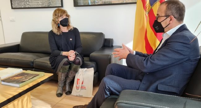 La consejera de Relaciones Ciudadanas del Gobierno de Nafarroa, Ana Ollo, junto al consejero de Educación, Cultura y Deporte del Gobierno de Aragón, Felipe Faci.