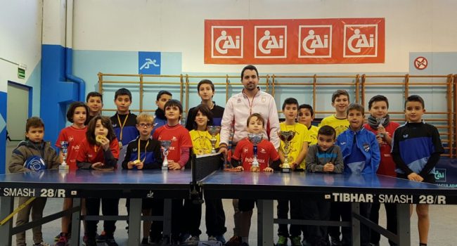 La joven cantera aragonesa con el medallista Jorge Cardona. Foto: Publimax Santiago