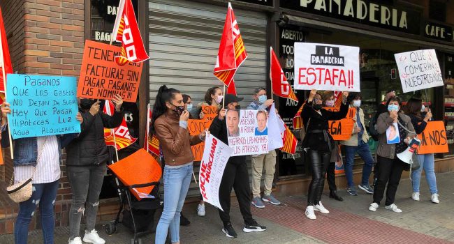 Concentración a las puertas de "La Panadería" de avenida Madrid.