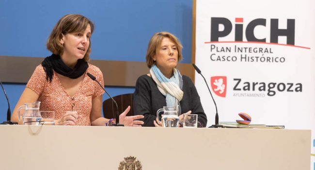 La presidenta de la Junta de Distrito del Casco Histórico, Teresa Artigas, y Reyes Barrachina, técnica del Plan del Casco Histórico (PICH). Foto: Daniel Marcos | AZ