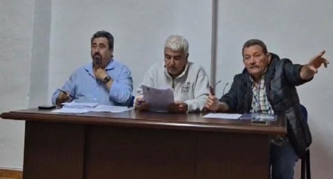 De derecha a izquierda, el alcalde Joaquín Mariscal, el secretario-interventor, y el asesor de la gestoría contratada por el Ayuntamiento, en un reciente pleno municipal