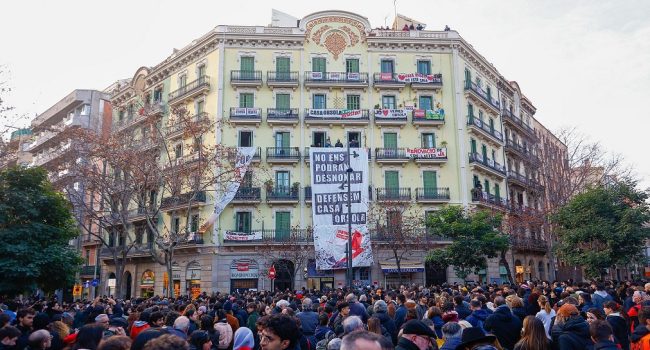 La presión popular torna a aturar lo desahucio de Casa Orsola en Barcelona