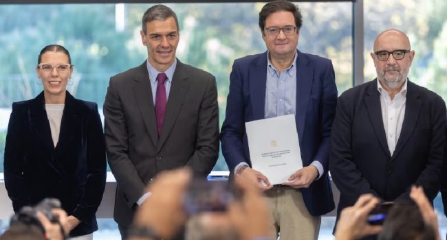 La representante de UGT Servicios Públicos, Isabel Araque, el presidente español, Pedro Sánchez, el ministro de Función Pública, Óscar López, y el representante de CSIF, Miguel Borra, durante la firma del acuerdo | Foto: RTVE