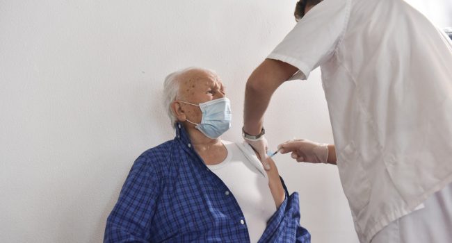 Un residente en Uesca recibe la segunda dosis de la vacuna contra el COVID. Foto: DGA