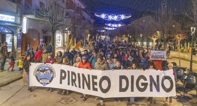 Manifestación en Benás “Stop especulación. Por otro modelo de desarrollo en el valle de el Alto Ésera” | Foto: Movimiento Por la Dignidad de la Montaña - Pirineo Digno