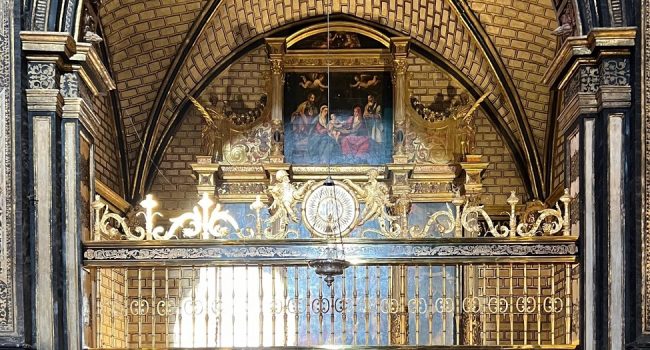El Sol ilumina la ‘Capilla del Nacimiento’ de la Seo de Zaragoza el día de Navidad