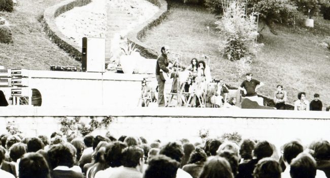 José Antonio Labordeta en una actuación en el Jardín de Invierno del parque que ahora lleva su nombre.