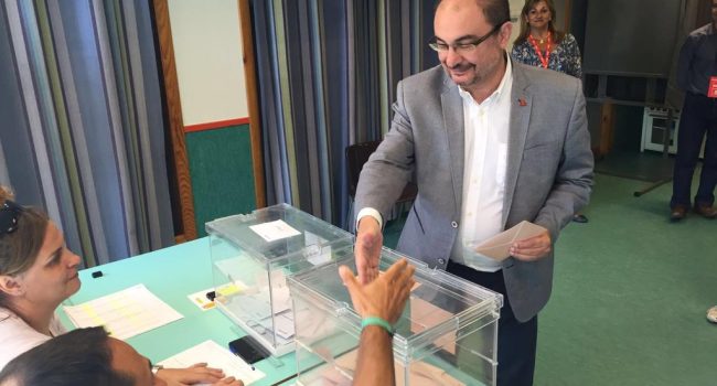 Javier Lambán ha votado en Exeya. Foto: PSOE Aragón
