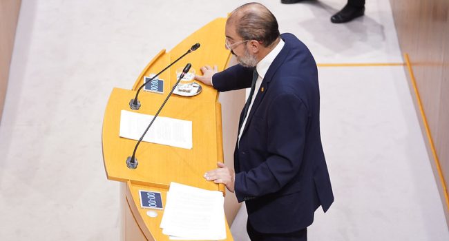 Javier Lambán durante su discurso en la primera de las dos jornadas del debate sobre el estado de Aragón. Foto: Cortes