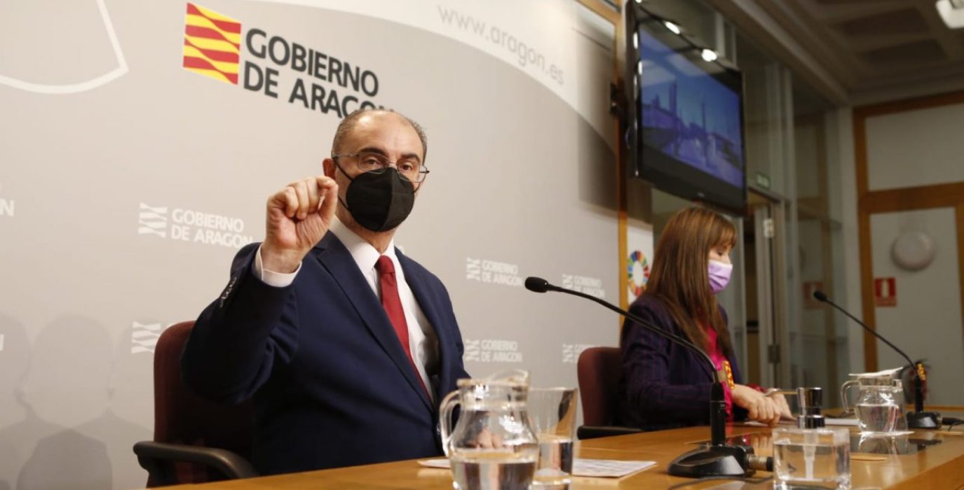 Lambán en una mesa durante una rueda de prensa