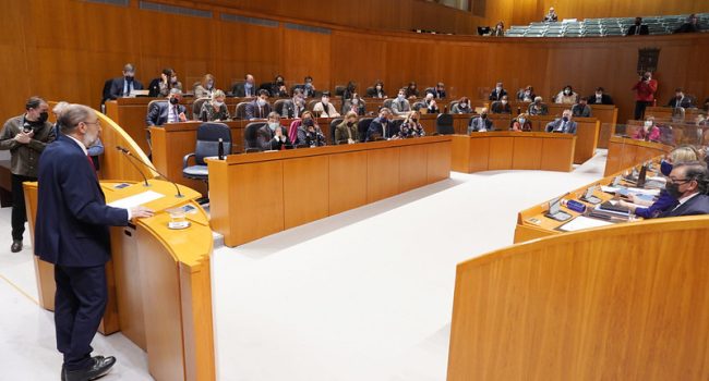 Javier Lambán durante la segunda sesión del debate del estado de Aragón. Foto: Cortes