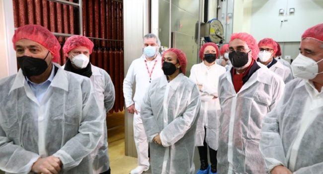 El presidente de Aragón, Javier Lambán, junto a la consejera de Presidencia, Mayte Pérez, en una visita reciente a la planta de elaborados El Cierzo, en La Mata de los Olmos -Bajo Aragón- | Foto: Gobierno de Aragón