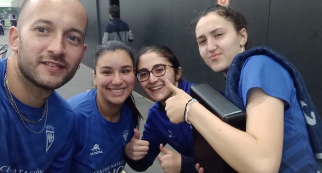 Las chicas de Helios junto a su entrenador, celebran el ascenso a División de Honor.